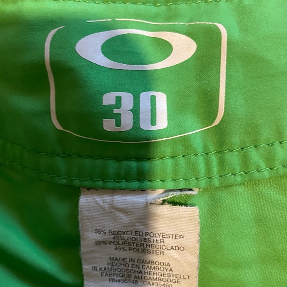 Green Oakley swim trunks sz: small waist : 30 - Picture 3 of 3
